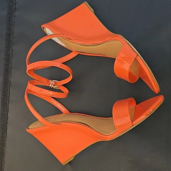 BRAND NEW VINCE CAMUTO JEFANY  ANKLE STRAP WEDGE SANDAL (WOMEN)