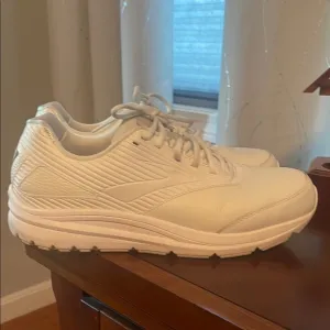 Brook’s Men's Addiction Walker sneakers-newer!!!!