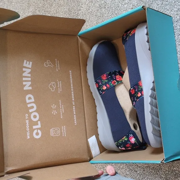 Bzees Navy Floral Slip-On Shoes Women's size 9.5