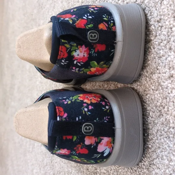 Bzees Navy Floral Slip-On Shoes Women's size 9.5