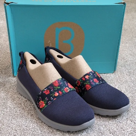 Bzees Navy Floral Slip-On Shoes Women's size 9.5