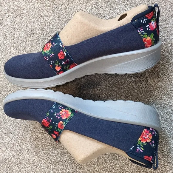 Bzees Navy Floral Slip-On Shoes Women's size 9.5