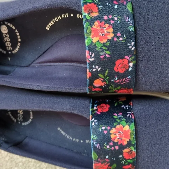 Bzees Navy Floral Slip-On Shoes Women's size 9.5