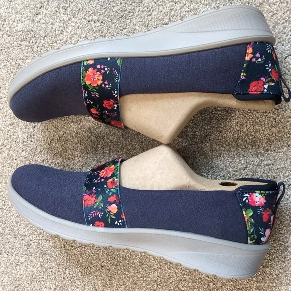 Bzees Navy Floral Slip-On Shoes Women's size 9.5