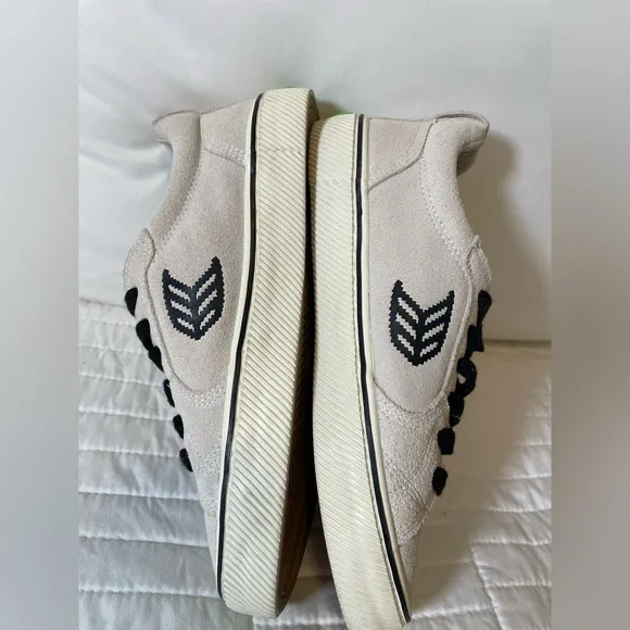 Cariuma X Atari OCA Shoes Womens Sz 7.5 In Vintage White Gray Suede Sneakers