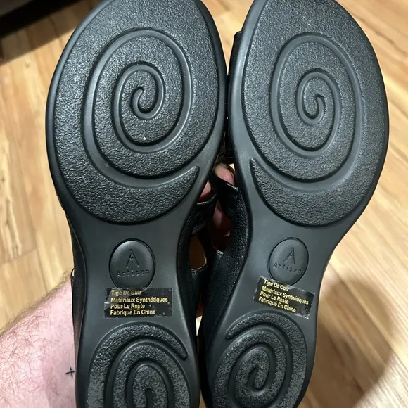 Clark’s Artisan Black Sandals NWT Size 10 Leather with Padded Sole