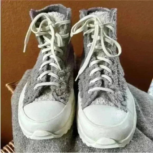 Converse Run Star Hike Hi Top Sherpa PlatformMen's 8 Women's 9.5 EUC!