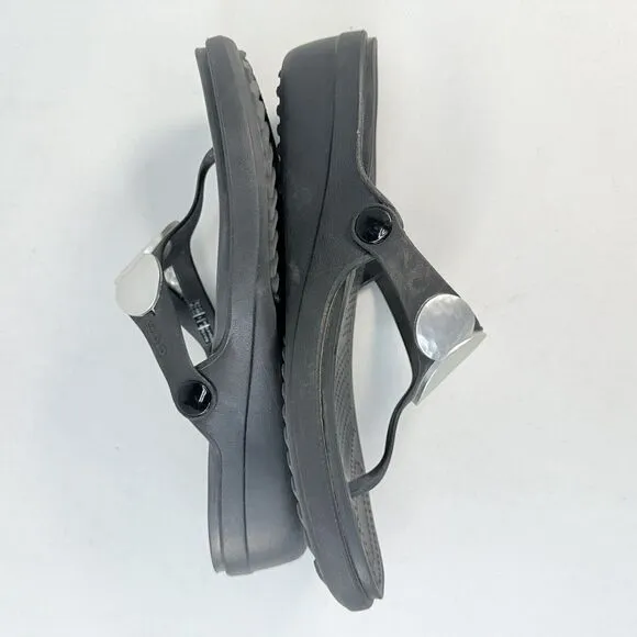 Crocs Sanrah Hammered Metallic Silver Circle Black Wedge Womens Sandals Size 9