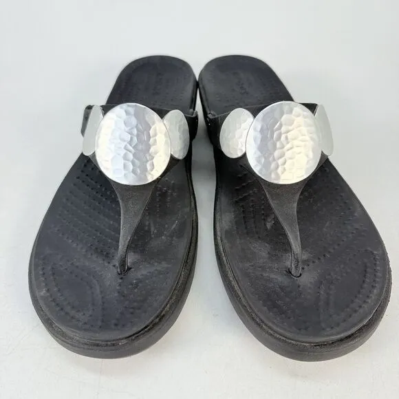 Crocs Sanrah Hammered Metallic Silver Circle Black Wedge Womens Sandals Size 9