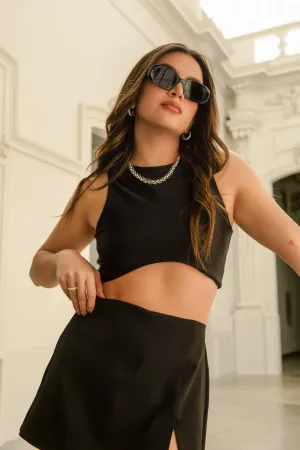 Crop top satinado sin mangas bajo curveado