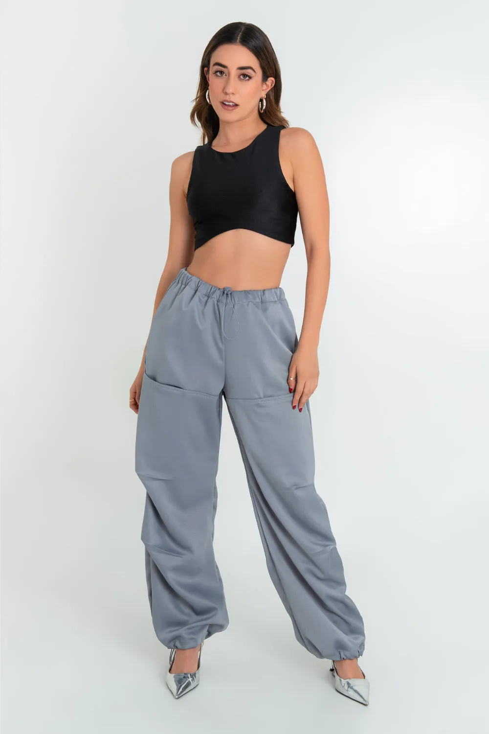 Crop top satinado sin mangas bajo curveado