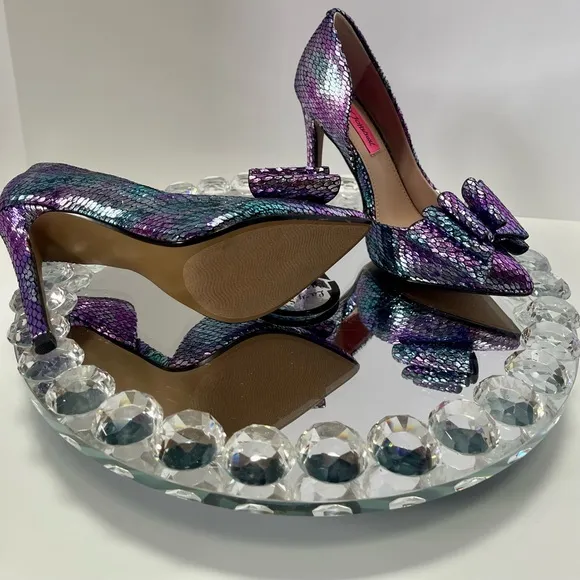 Dazzling Betsey Johnson Prince-p Pump, size 5, purple snake color