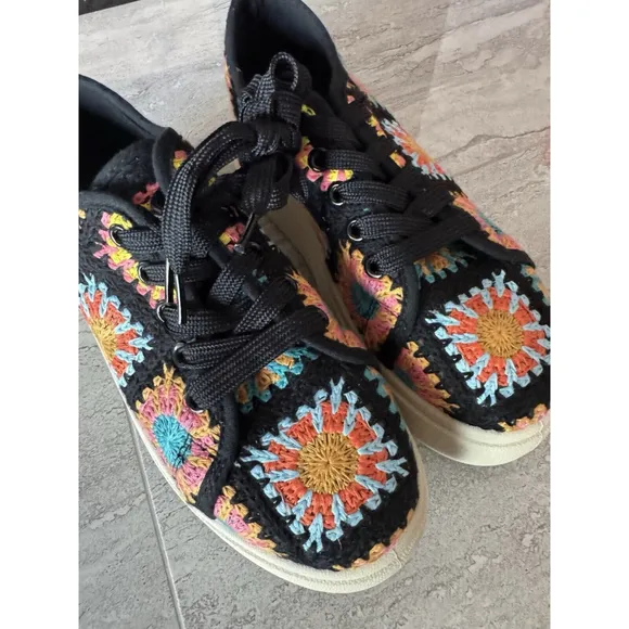 Dirty Laundry Women's Rambling Crochet Sneakers, Black Multi Sz 35/5