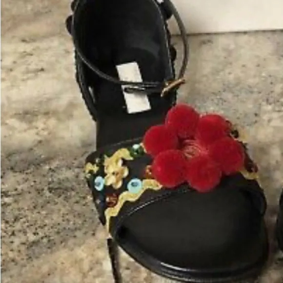 “DOLCE &amp; GABBANA ” sandals. Please READ the description! Size 26./9.5