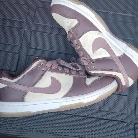Euc Nike Youth Sz 5 Brown and Cream Sneakers Tennis Shoes