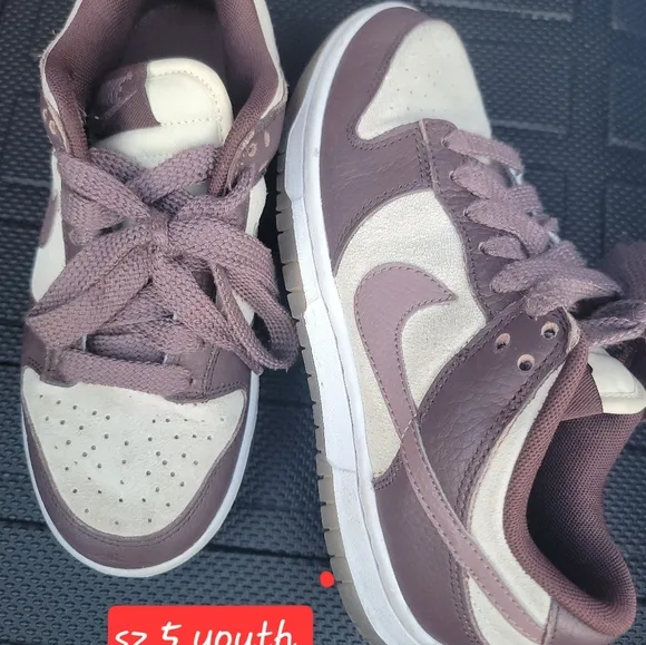 Euc Nike Youth Sz 5 Brown and Cream Sneakers Tennis Shoes