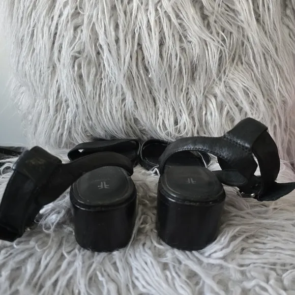 Frye Black Leather Ankle Straps Sandals