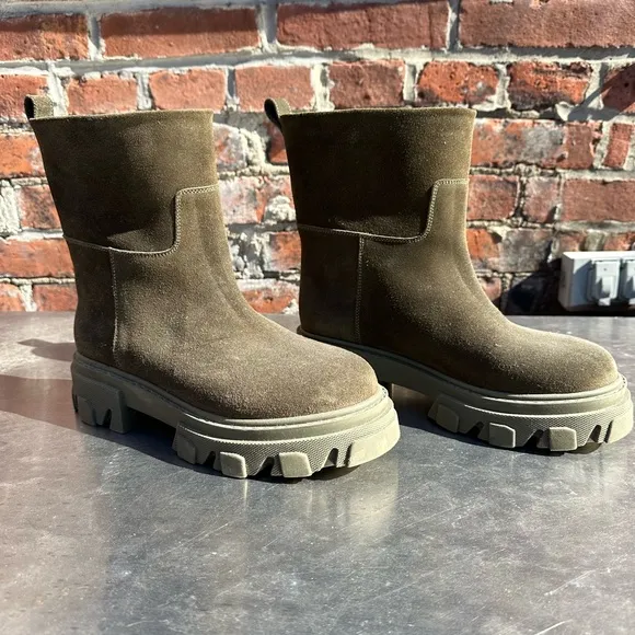 Gia Borghini Tubular Lug Sole Bootie - size 8