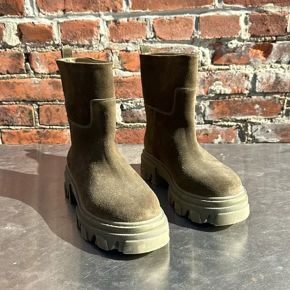 Gia Borghini Tubular Lug Sole Bootie - size 8