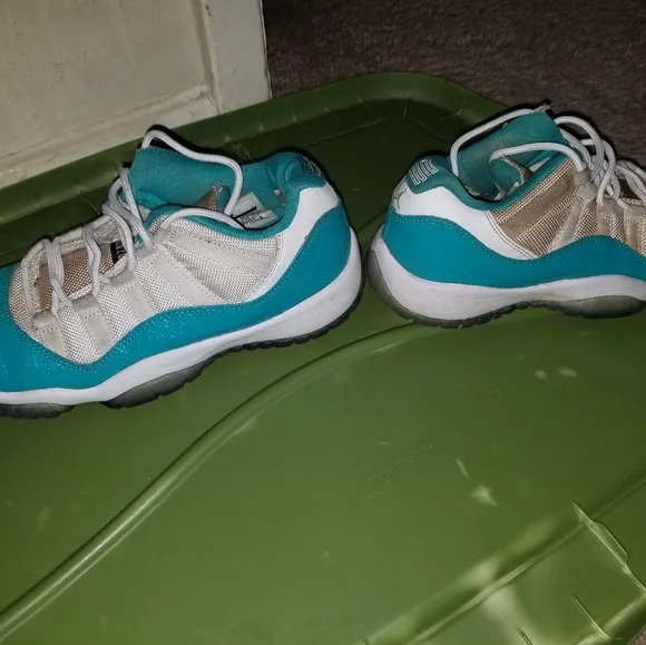 Girls Jordan low top 11s size 4.5