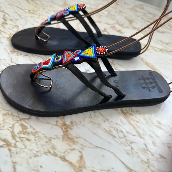 GLOBAL GIRLS BLACK LEATHER THONG SANDALS W/ BEADED STRAPS SIZE 40