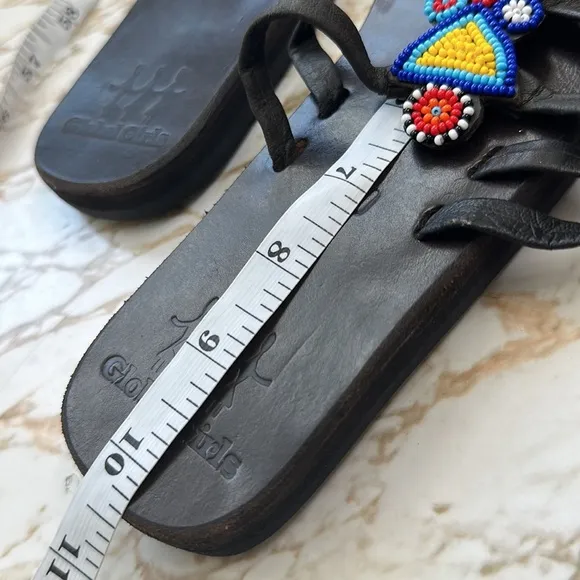 GLOBAL GIRLS BLACK LEATHER THONG SANDALS W/ BEADED STRAPS SIZE 40