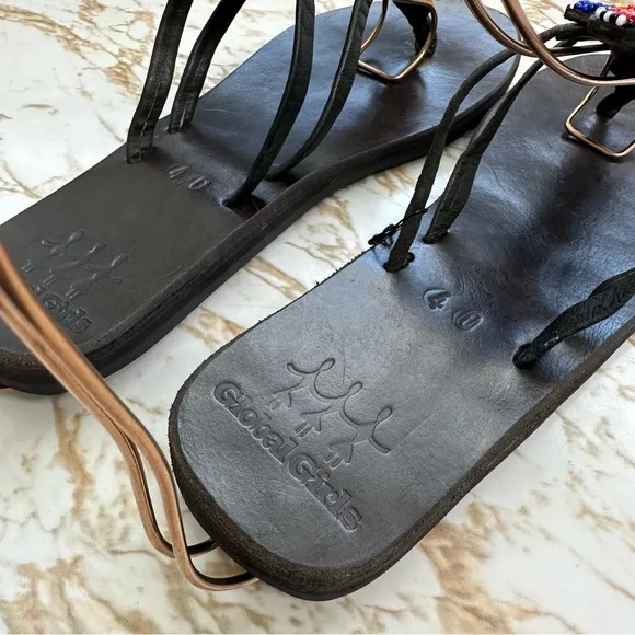 GLOBAL GIRLS BLACK LEATHER THONG SANDALS W/ BEADED STRAPS SIZE 40