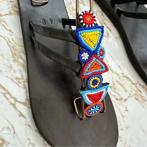 GLOBAL GIRLS BLACK LEATHER THONG SANDALS W/ BEADED STRAPS SIZE 40