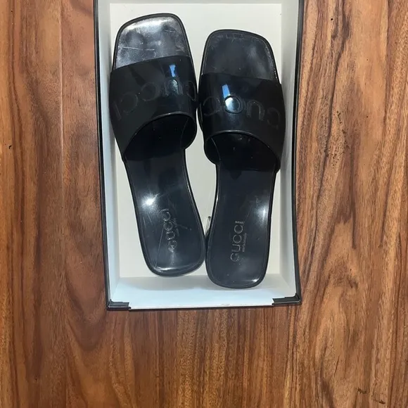 Gucci Women's Black flatform chunky rubber Sandals. With box