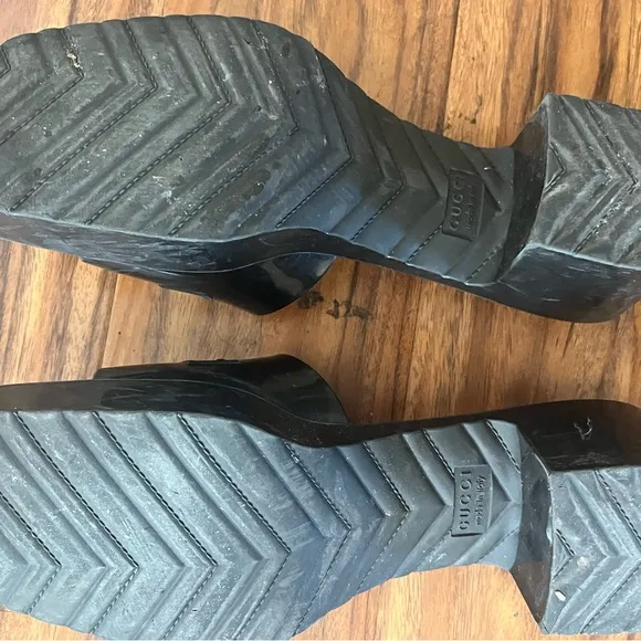 Gucci Women's Black flatform chunky rubber Sandals. With box
