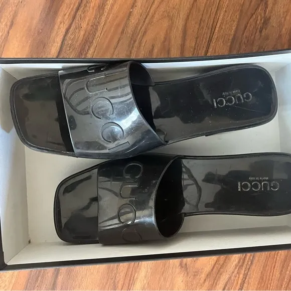 Gucci Women's Black flatform chunky rubber Sandals. With box