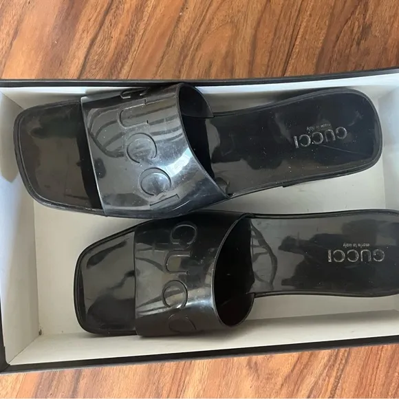 Gucci Women's Black flatform chunky rubber Sandals. With box