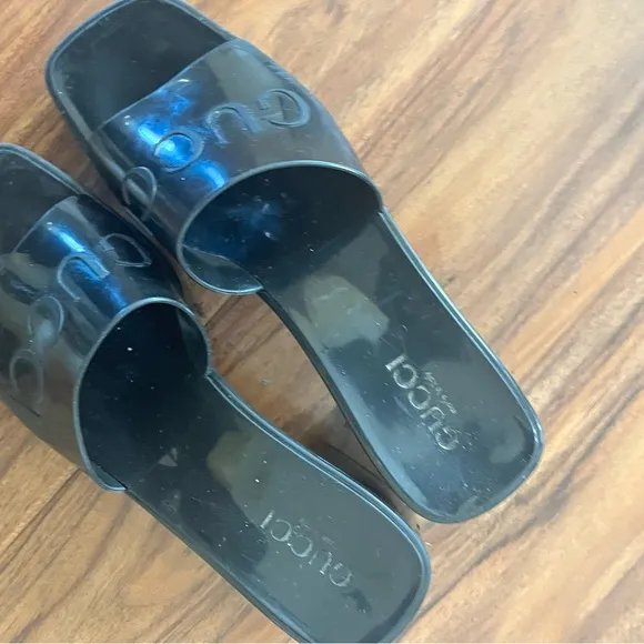 Gucci Women's Black flatform chunky rubber Sandals. With box