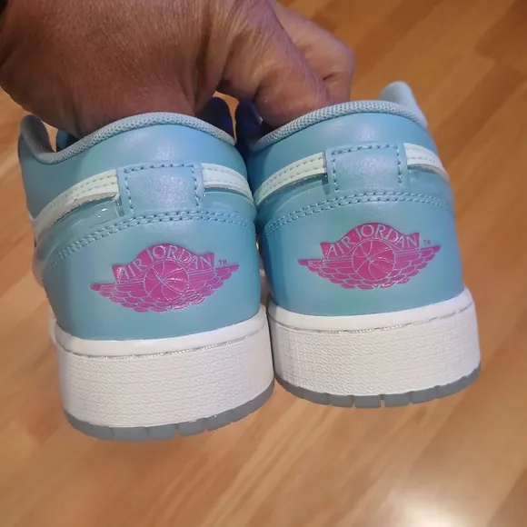 Jordan 1 Low SE Streetwear/Lifestyle Basketball Shoes Size 7 Youth/8.5 Women