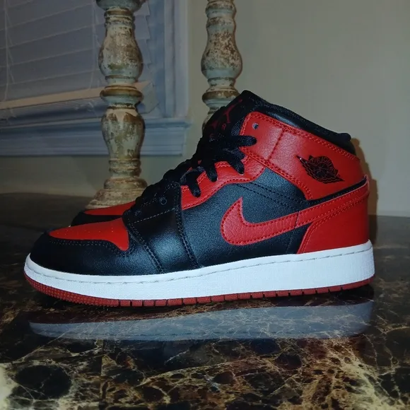 Jordan 1 Mid 'Banned' Streetwear/Basketball Shoes Size 5.5 Youth/7 Women
