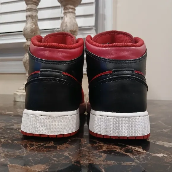 Jordan 1 MidReverse Bred Streetwear/Basketball Shoes Size 6 Youth/7.5 Wo…