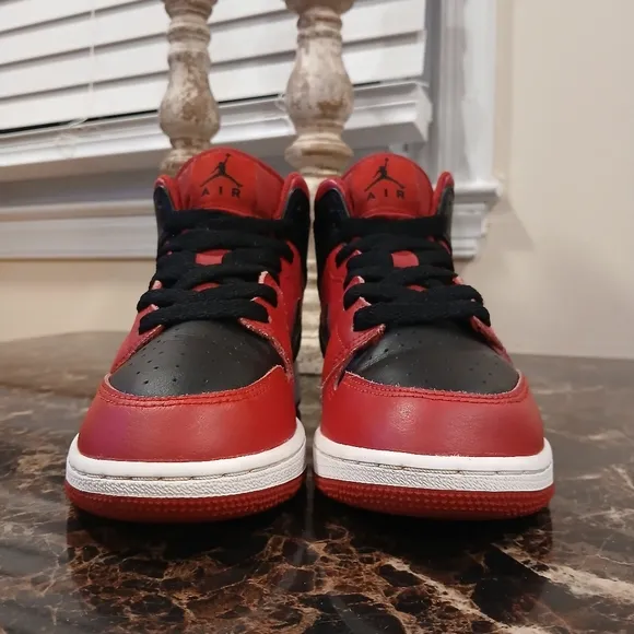 Jordan 1 MidReverse Bred Streetwear/Basketball Shoes Size 6 Youth/7.5 Wo…