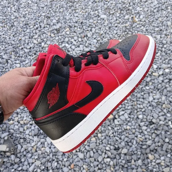 Jordan 1 MidReverse Bred Streetwear/Basketball Shoes Size 6 Youth/7.5 Wo…