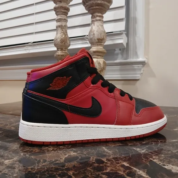 Jordan 1 MidReverse Bred Streetwear/Basketball Shoes Size 6 Youth/7.5 Wo…