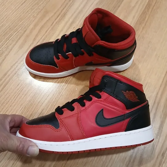 Jordan 1 MidReverse Bred Streetwear/Basketball Shoes Size 6 Youth/7.5 Wo…
