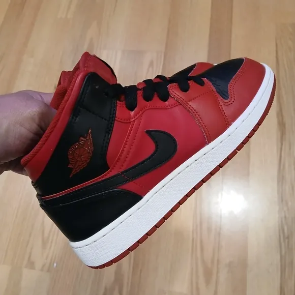 Jordan 1 MidReverse Bred Streetwear/Basketball Shoes Size 6 Youth/7.5 Wo…