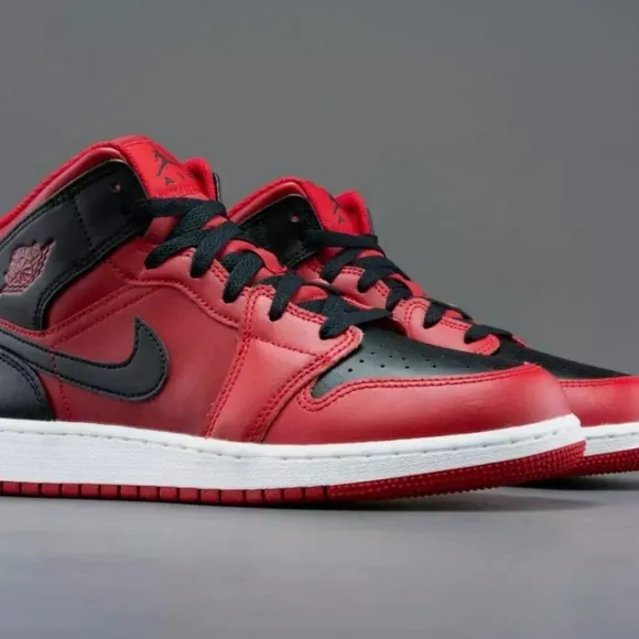 Jordan 1 MidReverse Bred Streetwear/Basketball Shoes Size 6 Youth/7.5 Wo…