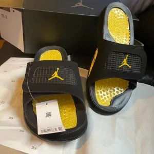 Jordan Hydro lV Retro slides black/tour yellow