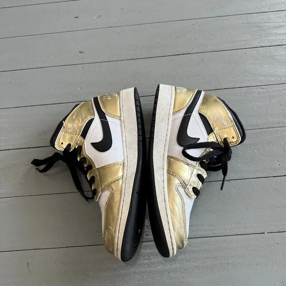 Jordan mid SE sneakers 6.5y metallic gold white black streetwear casual youth