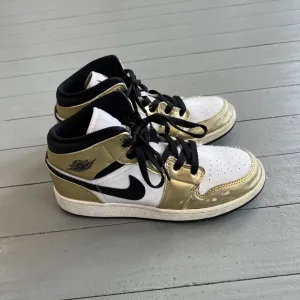 Jordan mid SE sneakers 6.5y metallic gold white black streetwear casual youth