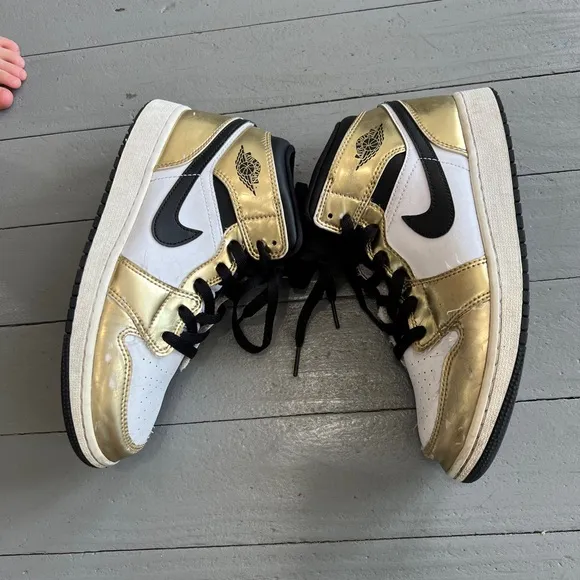 Jordan mid SE sneakers 6.5y metallic gold white black streetwear casual youth