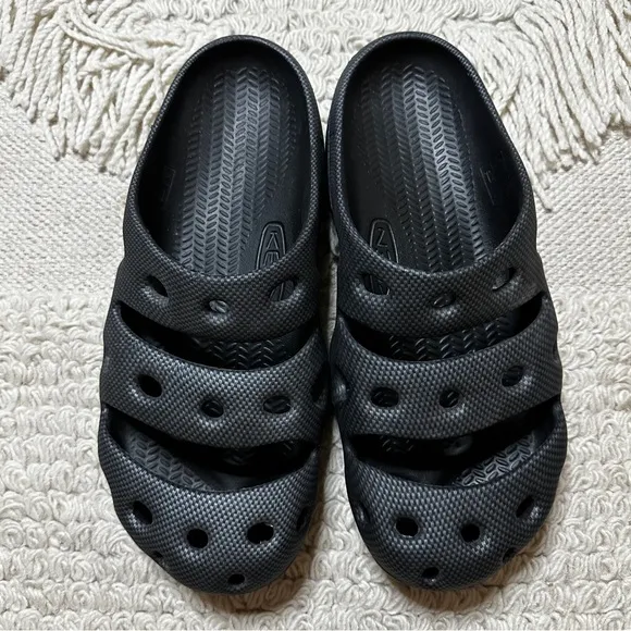 KEEN men's magnetic black Yogui slip on clog shoes 14