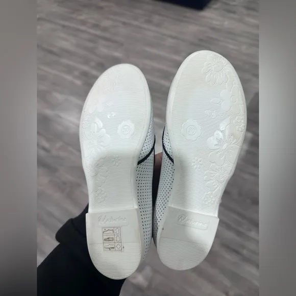 Kids White Slip-On Shoes with Black Trim size 30 from naturino new