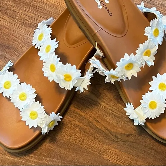 Lucky brand sandals with white &amp; yellow daisy straps