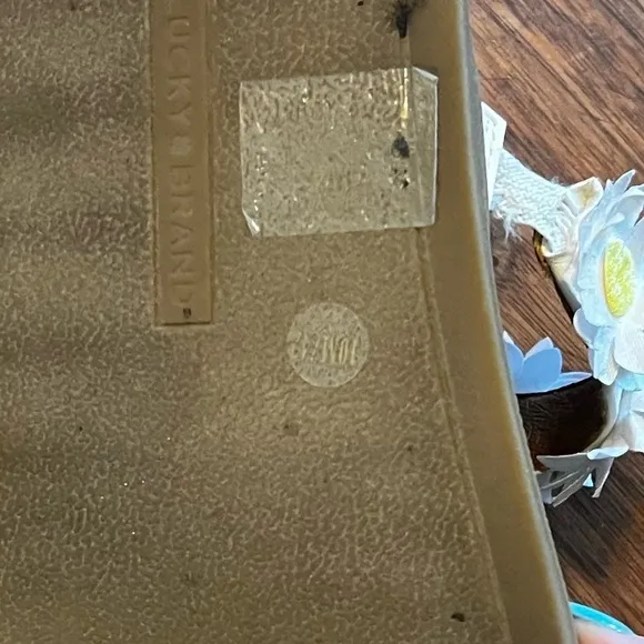 Lucky brand sandals with white &amp; yellow daisy straps